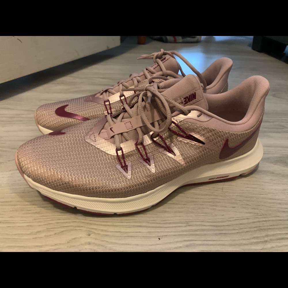 NEW NIKE SNEAKERS